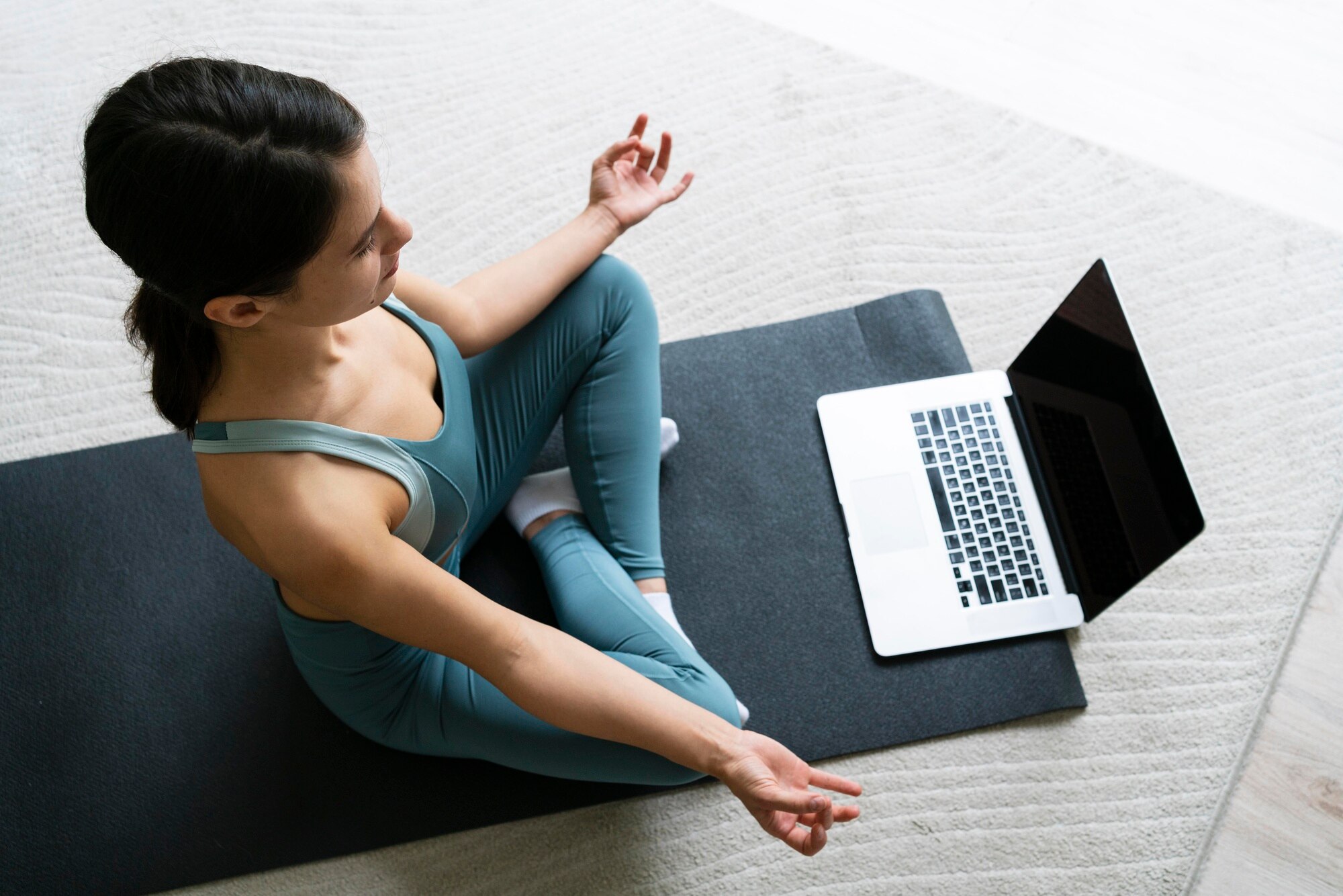 mujer entrenando solo casa 23 2148995660