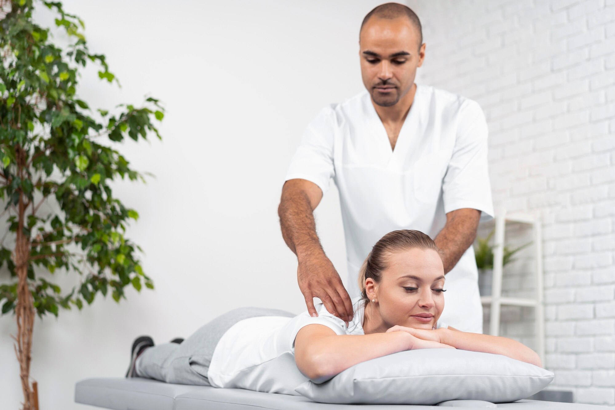 paciente femenino siendo revisado fisioterapeuta masculino 23 2148780720