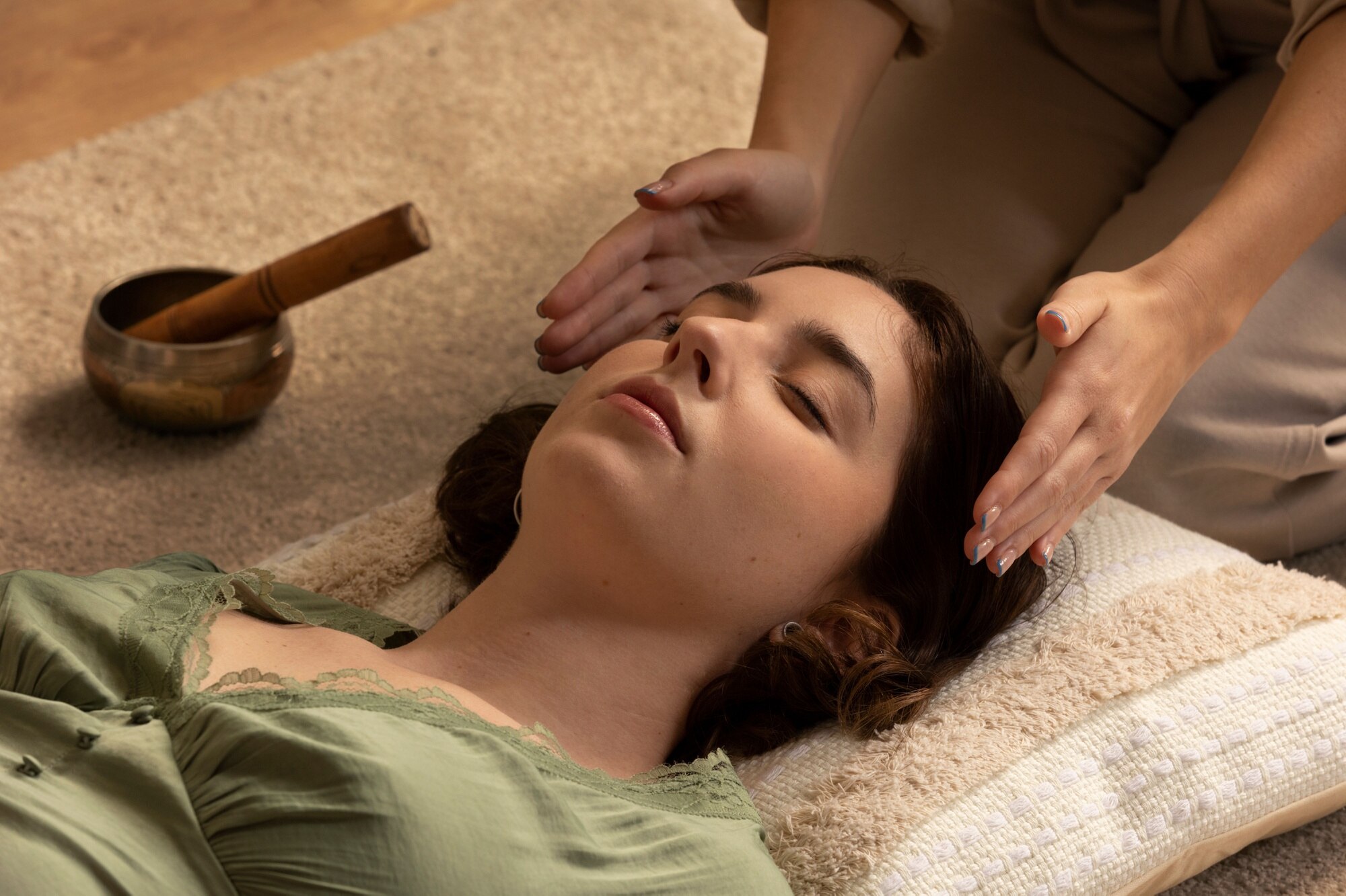 persona que realiza terapia reiki 23 2149403923